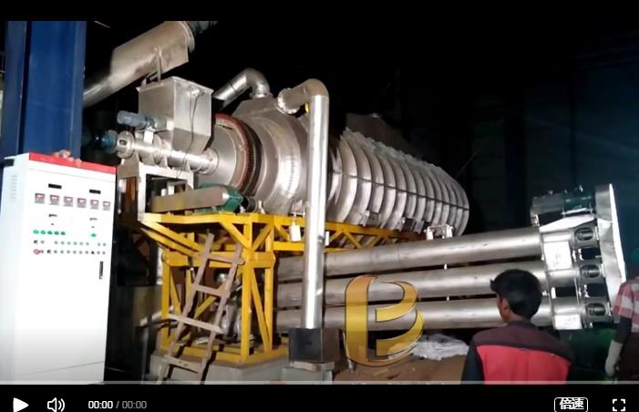 印度連續式椰殼炭化設備生產運行現場