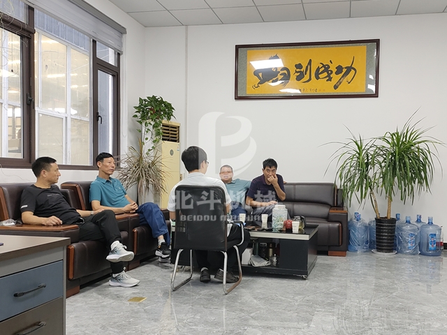 歡迎外地客戶(hù)來(lái)參觀我廠木材炭化設(shè)備